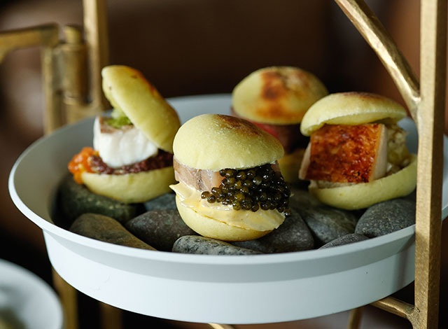 Palace Hotel Tokyo - Lounge Bar Privé - Summer 2024 - Afternoon Tea Terre et Mer - Pizza Sliders