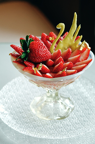 Palace Hotel Tokyo The Palace Lounge Winter 2025 Strawberry Selections Strawberry Trio Parfait II T2 1