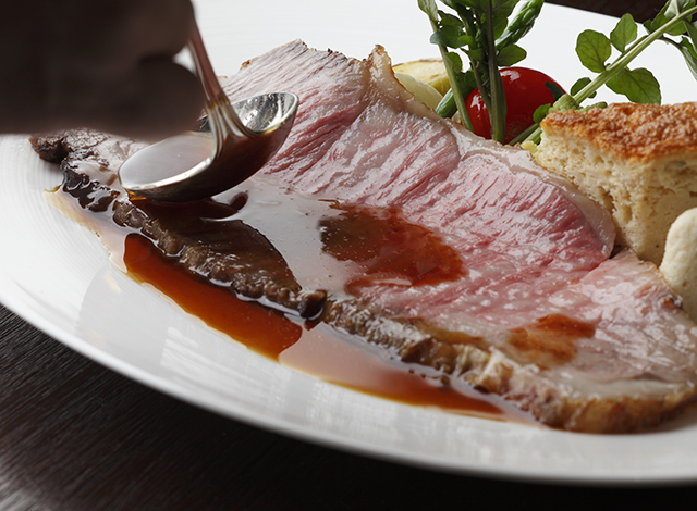 https://en.palacehoteltokyo.com/wp-content/uploads/Palace-Hotel-Tokyo-Traditional-Menus-Roast-Beef-H2.jpg